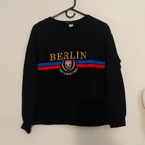 H&M Dividend Black  Berlin crop sweatshirt 100% cotton
